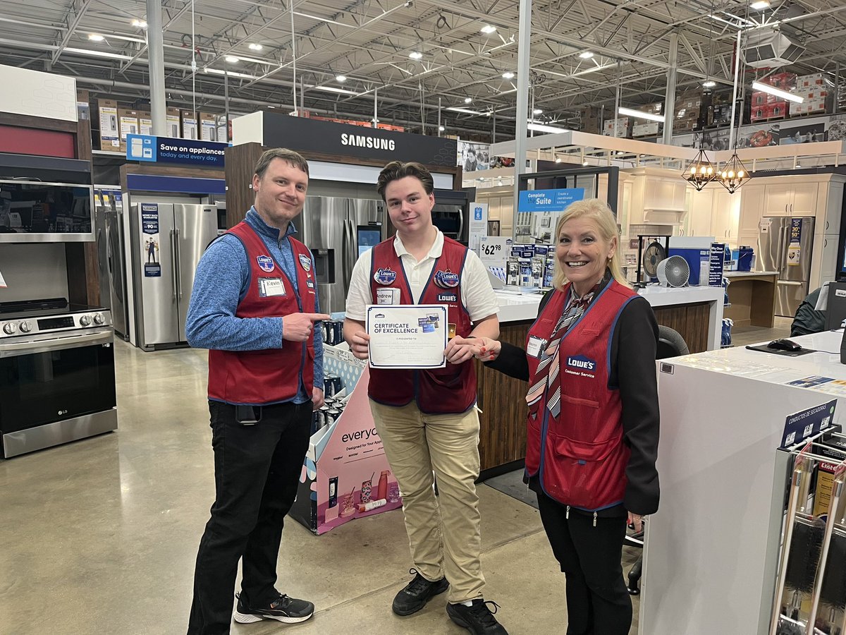 Super excited to host Rosann today and learn all things credit. We were able to recognize two of our top credit drivers. Sam has over 100 and Andrew has over 50!! Super excited to use the tips and tricks Rosann taught us today. #wearehungry #timetowin