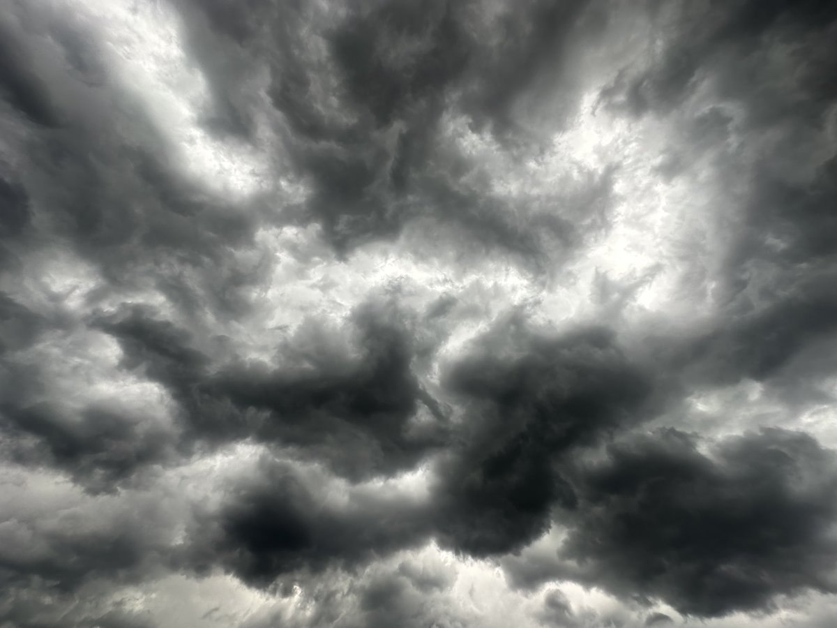 JantzThePantz's tweet photo. A wall of clouds rolling into Estill County with this strong wind @Kentuckyweather https://t.co/JOCFfsYzno