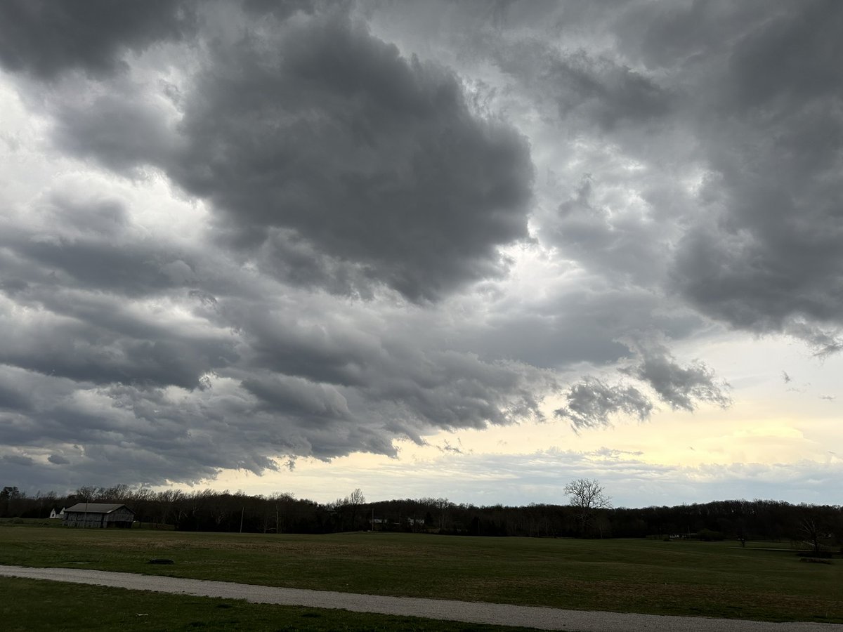 JantzThePantz's tweet photo. A wall of clouds rolling into Estill County with this strong wind @Kentuckyweather https://t.co/JOCFfsYzno