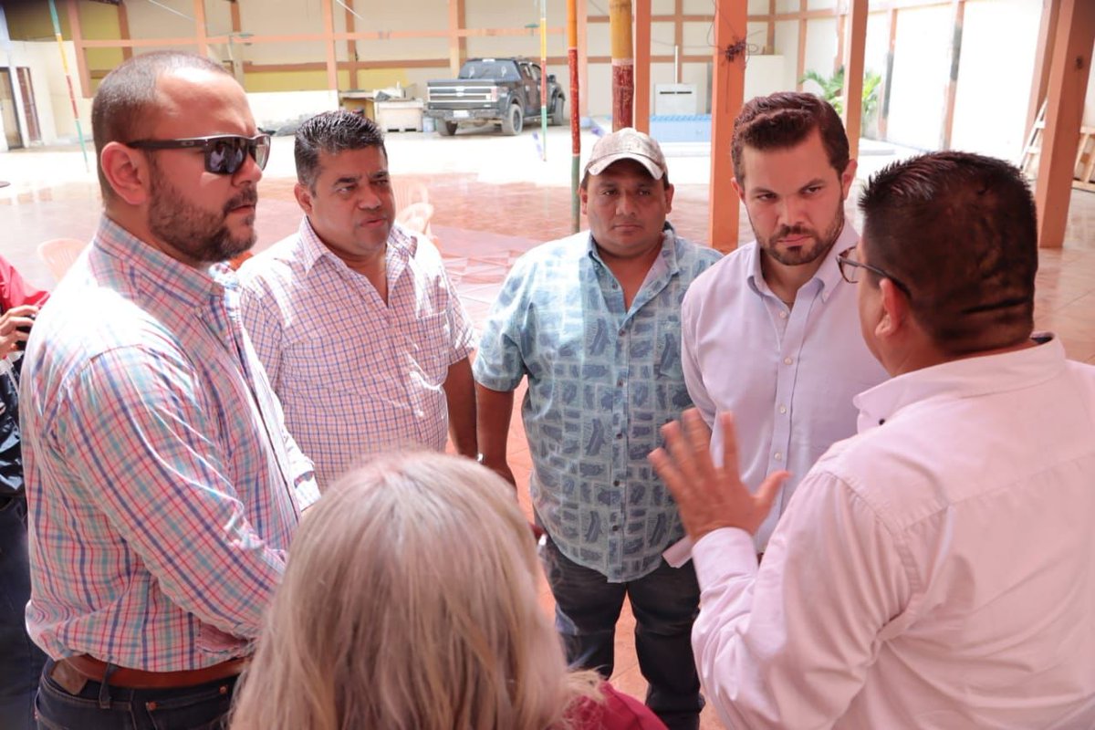 MinGobiernoEc's tweet photo. 📍En Territorio 👉 Junto a los representantes de @Ambiente_Ec y @Produccion_Ecu, el viceministro @mariocuvi mantuvo una reunión de trabajo con pescadores de la provincia de Manabí para escuchar sus necesidades y definir acciones en beneficio de este sector. https://t.co/6ksW80VuTb