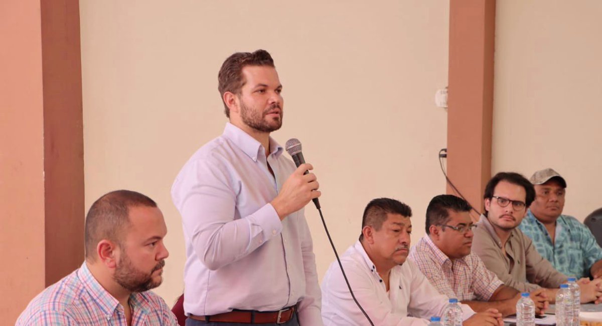 MinGobiernoEc's tweet photo. 📍En Territorio 👉 Junto a los representantes de @Ambiente_Ec y @Produccion_Ecu, el viceministro @mariocuvi mantuvo una reunión de trabajo con pescadores de la provincia de Manabí para escuchar sus necesidades y definir acciones en beneficio de este sector. https://t.co/6ksW80VuTb