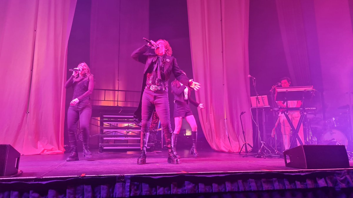 tarasmith84's tweet image. Saw the amazing @darrenhayes at the Bath Forum. Incredible night with amazing backing vocals and dance moves! The Candle Thieves have 2 new fans too! This tour was worth the wait, but please don't wait as long next time 😀 #SJMVIP