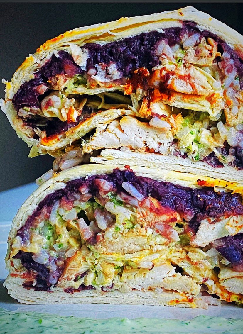 gsdreams's tweet photo. Burrito night😋 #dinner #spiceitup #chicken #blackbeans #hotsauce #rollemup #eatemup #rice https://t.co/Jitp4lEY4x