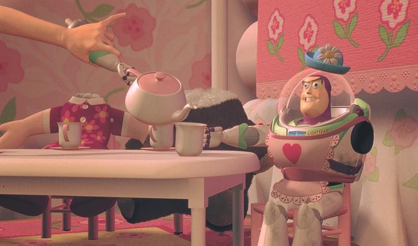 No quería ir a la cocina pq están todas las amigas de mi vieja en una mediatarde pero bueno fui al baño y cuando salgo escucho que la temática es "Ofertas en supermercados".

Yo: