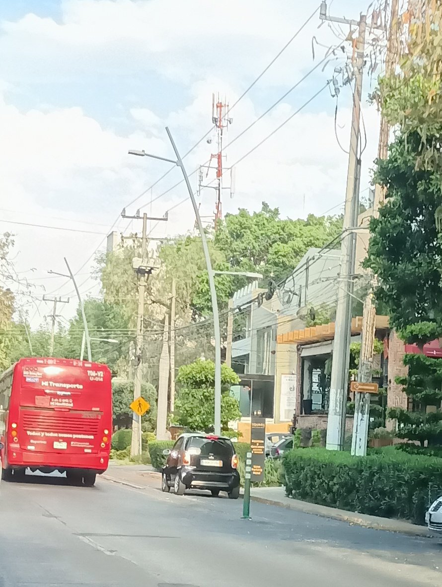 belenarr's tweet photo. De parte de todos los que usamos la ciclovía, que el restaurante La Bocha se consciente de 2 cosas, no invadir la ciclovía ni la zona de bomberos. Que muevan su servicio de valet donde no invadan..@Trafico_ZMG @GdlMovilidad @LaBochaMx https://t.co/FQZQGDX3kx