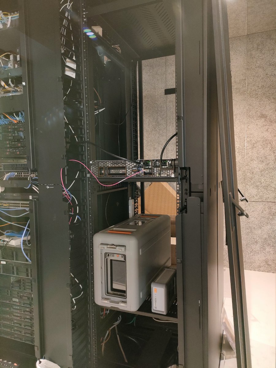 csdesign1018's tweet photo. AWS Startup Loft TokyoにあるDXlabに、
Outposts Server(2U model)を設置しました。
実機をご覧になりたい方はこちらでご覧になれます。
#aws #aws_japan #aws_outposts https://t.co/JSYmQx370p