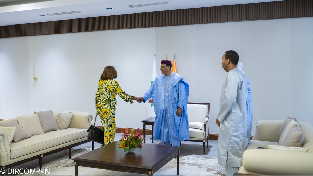 PresidenceNiger's tweet photo. Le Président de la République, Chef de l’Etat, SEM Mohamed Bazoum, a reçu le mercredi 5 avril 2023, la Vice-présidente de la Commission de la Communauté Economique des Etats de l’Afrique de l’Ouest (CEDEAO), Mme Damtien L. Tchintchibidja.

Les activités de la CEDEAO au Niger et les défis auxquels cette institution régionale fait face, ont été au centre de la rencontre, a dit Mme Tchintchibidja à sa sortie d’audience.

« Nous avons notamment discuté de l’alerte précoce », a-t-elle précisé, rappelant que le Niger a créé, il y a un an, un Centre National de l’Alerte Précoce.

«J’ai fait le point au Président de la République des conclusions issues d’une réunion du Conseil d’Orientation et de Suivi du Mécanisme d’Alerte Précoce, tenue le mardi 4 avril 2023 à Niamey en présence du Premier Ministre, Chef du Gouvernement », a-t-elle indiqué.

Cette réunion s’est penchée notamment sur le fonctionnement du Centre National de l’Alerte Précoce du Niger, a-t-elle dit ajoutant que la CEDEAO envisage d'encourager la création, dans chaque Etat membre, d'une structure de ce genre.

« Le centre du Niger, créé en mars 2022, est opérationnel et très performant, et nous avons profité de l’occasion pour remercier le Président de la République et les autorités nigériennes de leur soutien », a-t-elle affirmé.

L’entretien a également porté sur le Projet de Développement pour la Stabilisation Régionale, a ajouté la Vice-présidente de la Commission de la CEDEAO.