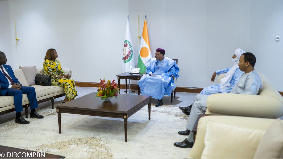 PresidenceNiger's tweet photo. Le Président de la République, Chef de l’Etat, SEM Mohamed Bazoum, a reçu le mercredi 5 avril 2023, la Vice-présidente de la Commission de la Communauté Economique des Etats de l’Afrique de l’Ouest (CEDEAO), Mme Damtien L. Tchintchibidja.

Les activités de la CEDEAO au Niger et les défis auxquels cette institution régionale fait face, ont été au centre de la rencontre, a dit Mme Tchintchibidja à sa sortie d’audience.

« Nous avons notamment discuté de l’alerte précoce », a-t-elle précisé, rappelant que le Niger a créé, il y a un an, un Centre National de l’Alerte Précoce.

«J’ai fait le point au Président de la République des conclusions issues d’une réunion du Conseil d’Orientation et de Suivi du Mécanisme d’Alerte Précoce, tenue le mardi 4 avril 2023 à Niamey en présence du Premier Ministre, Chef du Gouvernement », a-t-elle indiqué.

Cette réunion s’est penchée notamment sur le fonctionnement du Centre National de l’Alerte Précoce du Niger, a-t-elle dit ajoutant que la CEDEAO envisage d'encourager la création, dans chaque Etat membre, d'une structure de ce genre.

« Le centre du Niger, créé en mars 2022, est opérationnel et très performant, et nous avons profité de l’occasion pour remercier le Président de la République et les autorités nigériennes de leur soutien », a-t-elle affirmé.

L’entretien a également porté sur le Projet de Développement pour la Stabilisation Régionale, a ajouté la Vice-présidente de la Commission de la CEDEAO.