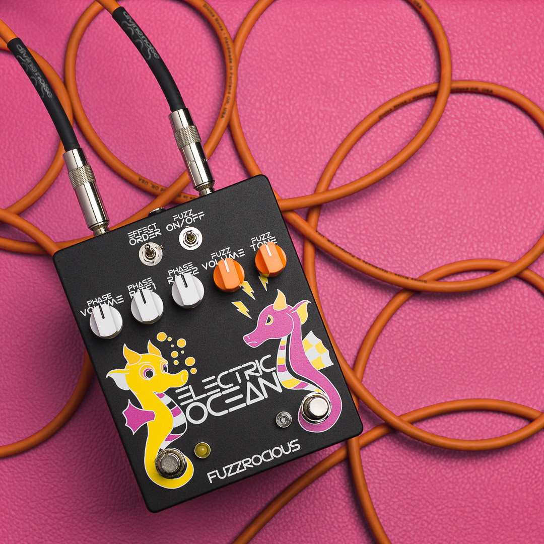 ChicagoMusicEx's tweet image. Take a dip into the @fuzzrocious Electric Ocean: a swirling, bubbling, Fuzz-Phaser finished in our signature CME Exclusive colors! This pedal lets you shift between two phase-rate settings, with a toggle switch to change up the effect order! bit.ly/3mBikQj #Fuzzrocious