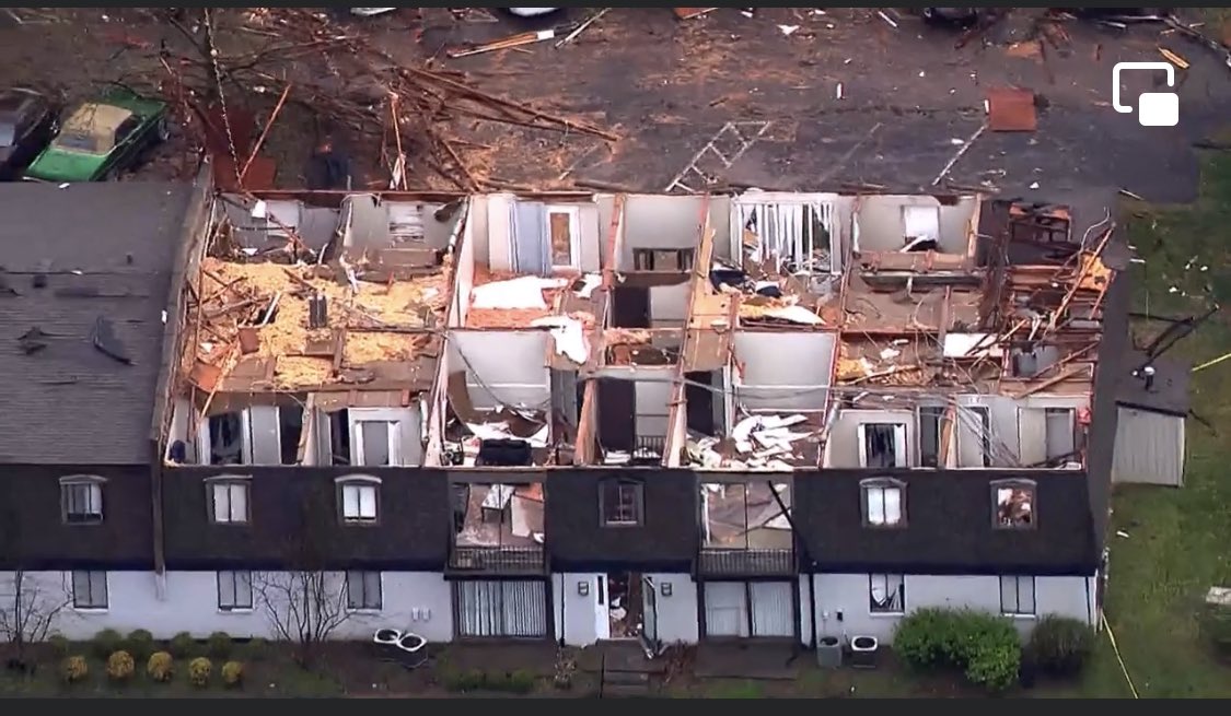 WLKYSusanneH's tweet photo. Damage in south Louisville from WLKY Chopper HD. An apartment complex had its roof torn off #kywx https://t.co/jLSxBHXgq6