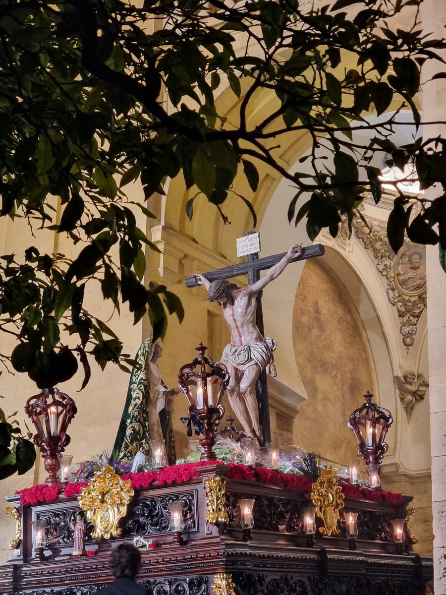 🔴🟢⚪️ Despido el miércoles santo con esta increíble instantánea. 
Primera estación de penitencia del Santísimo Cristo de la Piedad de las Palmeras en la Mezquita-Catedral <a href="/HdadPalmeras/">Hermandad Piedad Palmeras</a> 
🎺 <a href="/AMBondad/">𝐀.𝐌. 𝐁𝐎𝐍𝐃𝐀𝐃</a> 
Mi más sincera enhorabuena a una hermandad que derrocha devoción y humildad.