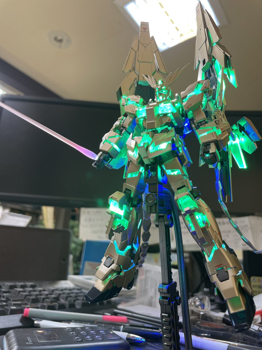 SPIRITUALHEART_'s tweet photo. 久々に出品。HG 1/144 ユニコーンガンダム[デストロイモードペインティングモデル] フェネクス ナラティブver LED自動変更 【H.P.M.C】ガンプラ完成品 https://t.co/xsDfTf22UB https://t.co/dKWFGDXlDj