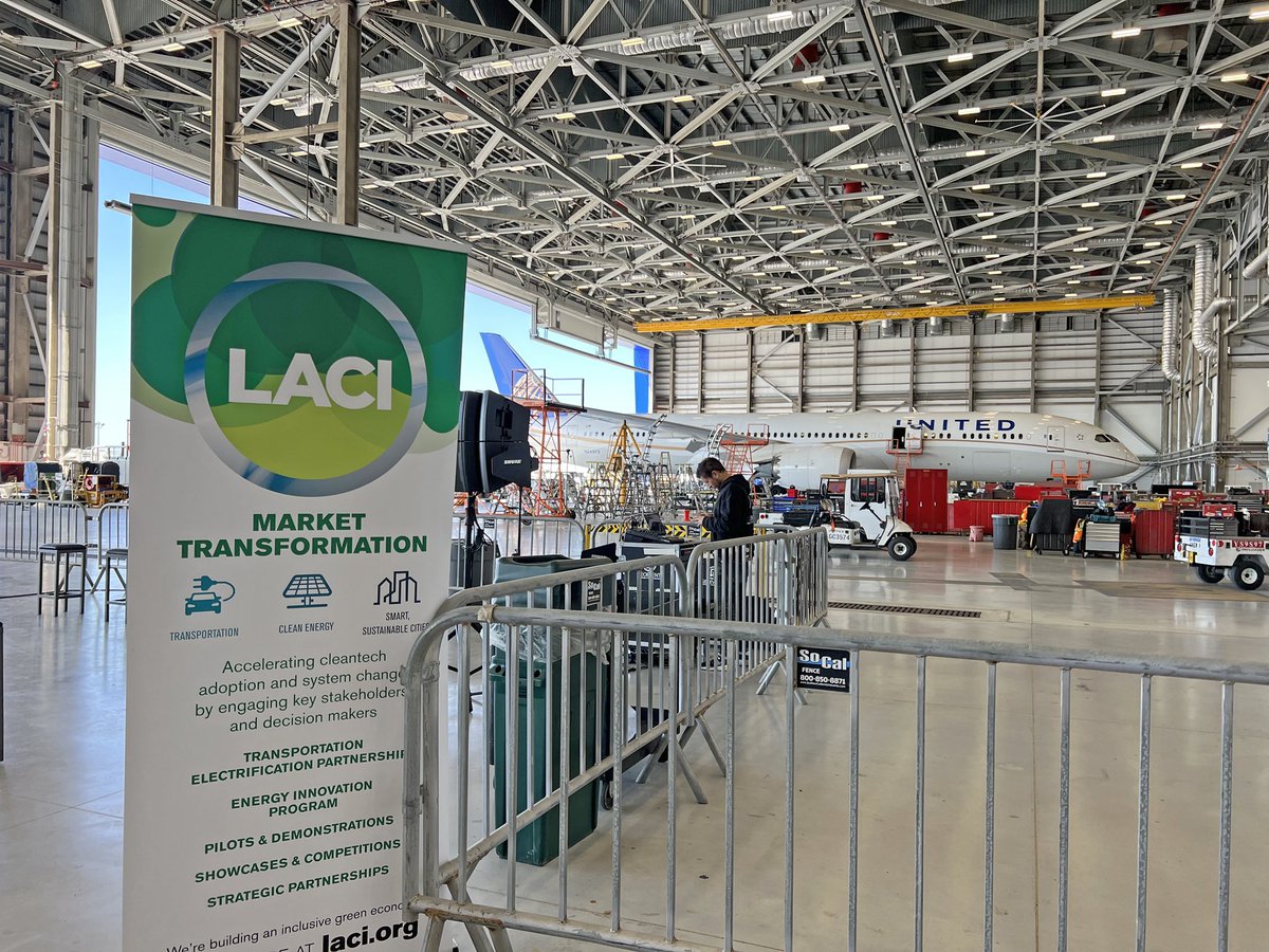 LAX Airport tweet media