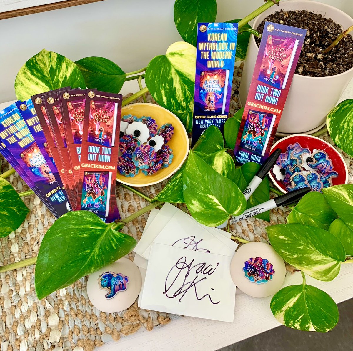 gracikim's tweet photo. preorder from your preferred retailer then jump on https://t.co/oN04rTSsxI & fill out the Google Form. You'll get a signed bookmark + bookplate + a cute acrylic pin of the book cover and/or the wise haetae 😍 And of course, open internationally 🌏💓 (2/2) #thelastfallenREALM https://t.co/zaU0fbhpjg