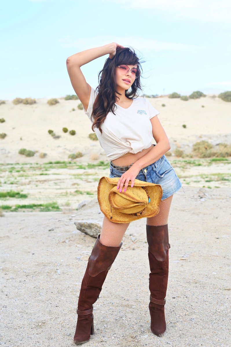 It’s all about the journey! 
Lifestyle with #heroesmotors

Editorial photography by Deltron Blac 

#lifestyle #tshirt #madeintheusa #Californiabrand #womenscollection #desert #model #Editorialphotography #vibes #journey #modeling #actress #influencer #cali