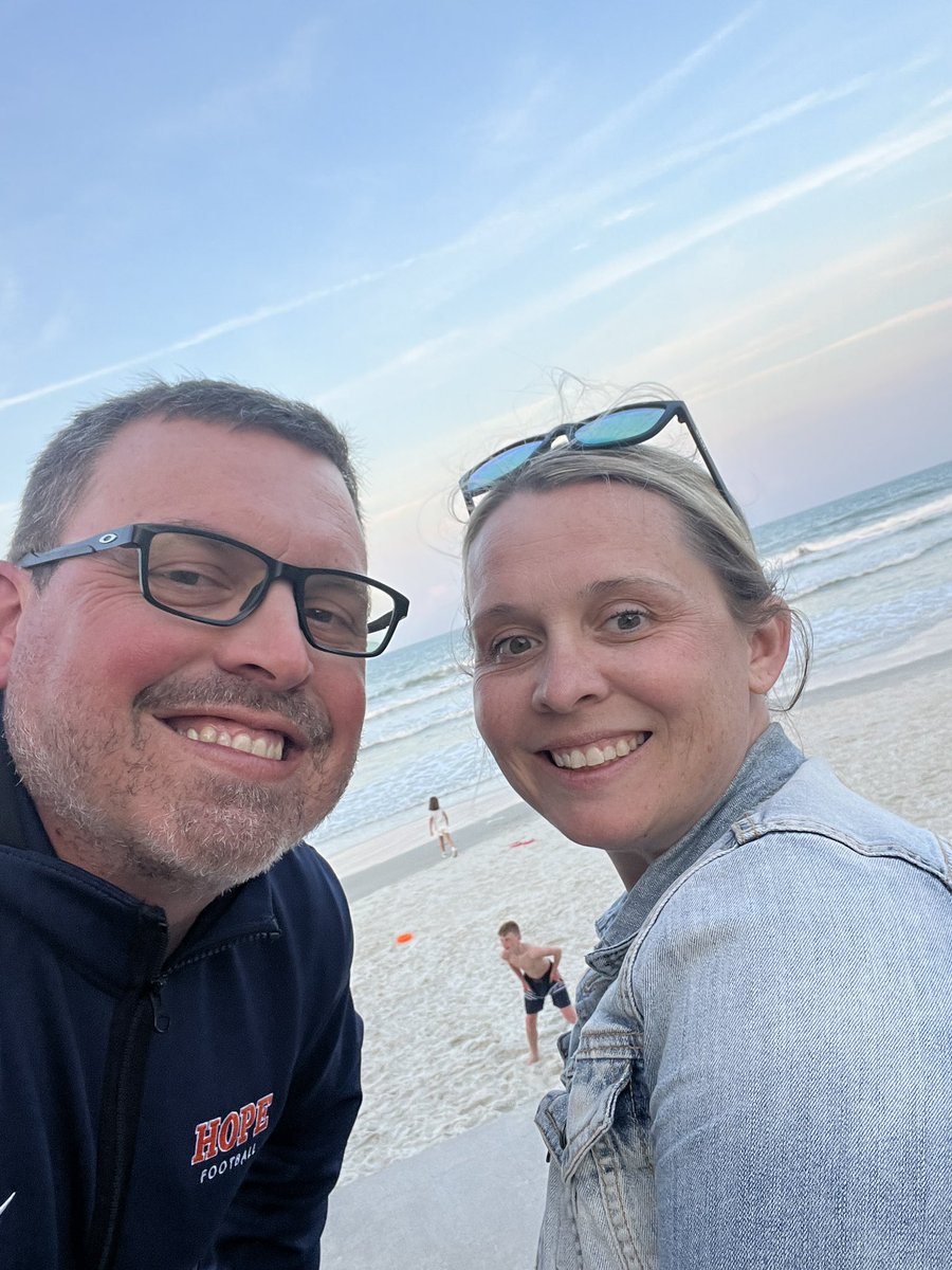 I know I'm a lucky man
But I ain't sure why I am
'Cause it ain't like anyone deserves
The world in the palm of their hand
I've hit my knees thankful as can be
But the one thing I can't get over
Is how'd a guy like me who'd a been fine with three
Wind up with a five leaf clover?