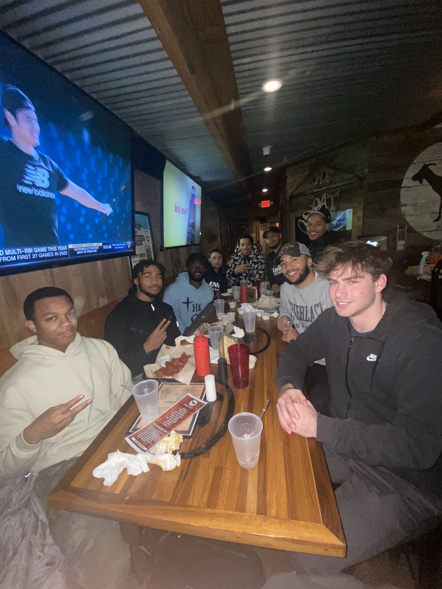 🍗 Wing Wednesday with the #StrapTeam 🔒