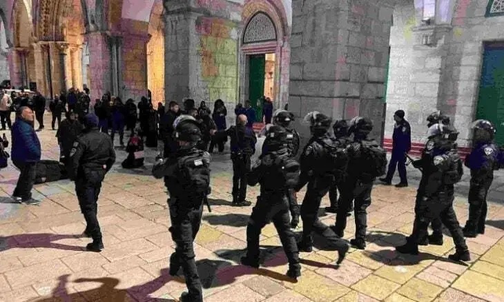 BajoOcupacion's tweet photo. El Ejército israelí carga por segunda vez en 24 horas en el interior de la mezquita de Al Aqsa
El Ejército ha irrumpido por segunda vez en 24 horas en la mezquita y ha lanzado balas de goma, granadas y gases lacrimógenos contra los fieles 
https://t.co/EPmaeuew6J https://t.co/ftAlZQI8bp