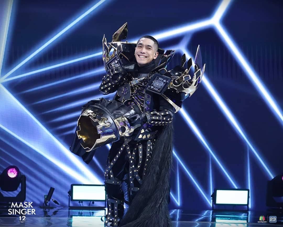 SouthsidePK's tweet image. ขอบคุณทีมงาน #TheMaskSinger12 ทุกคนในทีมมากๆ ครับ ผมรักชุด หน้ากากคิงโพดำ มาก เพราะมันมาจากตัวตนของผมจริงๆ รอยสักของผม ชีวิตที่เดิมพันผ่านไพ่คิงโพดำของผม ขอบคุณ พี่เอก้า พี่โบว์ พี่ไอริน ทีมคอสตูม  ทีมทำเพลง ผมอาจจะจำชื่อทุกคนได้ไม่หมด ต้องขอโทษด้วยนะครับ