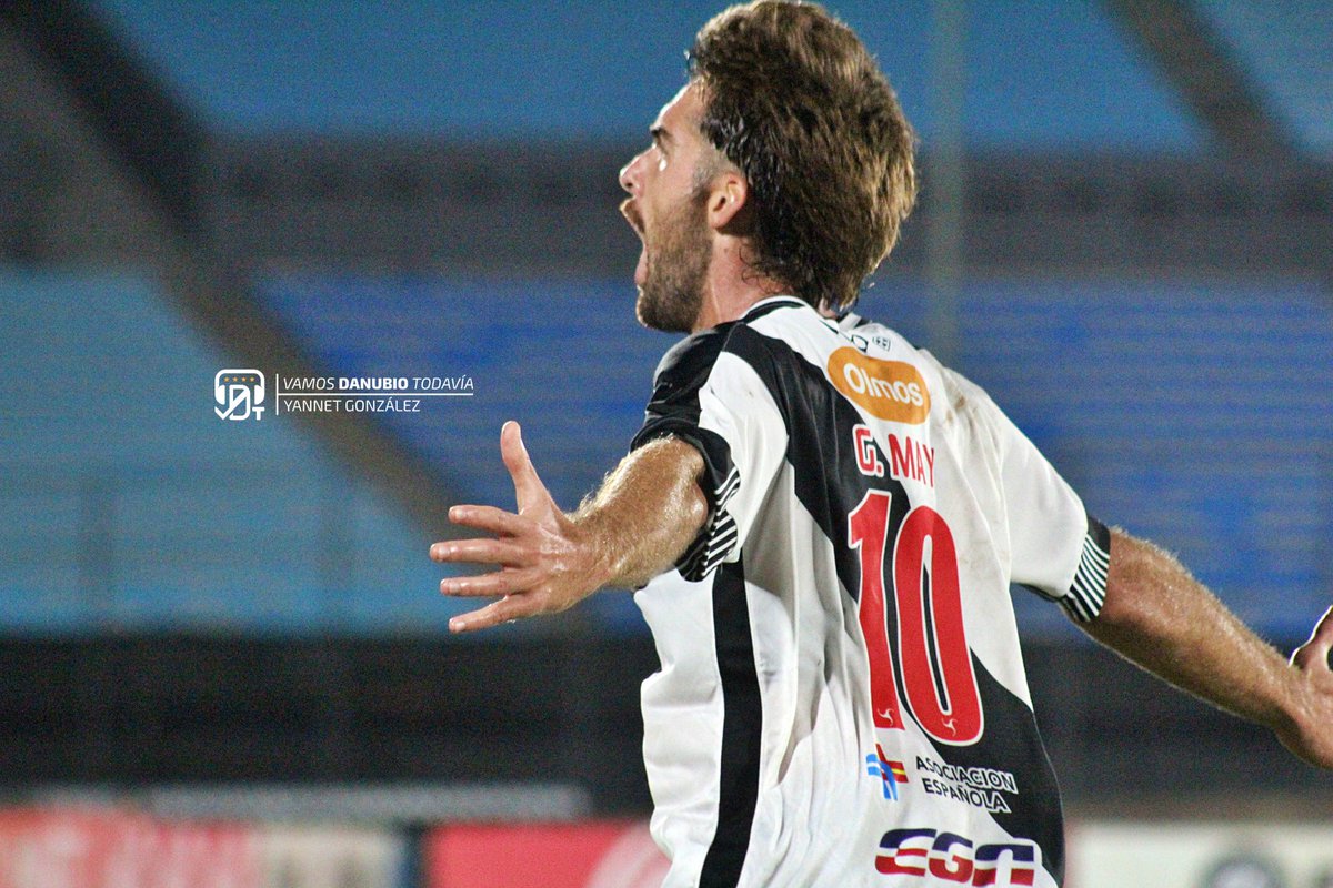 JuancaUmpierrez's tweet photo. Enorme triunfo de Danubio 2-0. Lo logró con su fútbol, personalidad y mucho juego. Emelec peleó, pero fue ampliamente superado.
Descomunal partido de Juan Millán que abrió el encuentro. Guillermo May se encargó de cerrarlo. Entró notable Kevin Lewis.
Noche blanca, negra y copera. https://t.co/VNXXee8IDh