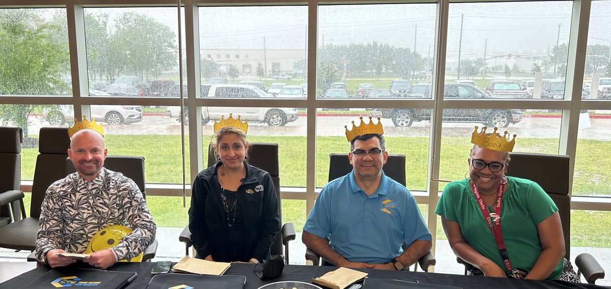 rwilliams0211's tweet photo. The rained allowed our hardworking assistant principals to pause, and let us shower them with a few sweet treats.
#AssistantPrincipalsWeek #Blanson #BlansonGold @BlansonCTEHS @BenIbarraCTE @jmvandonsel @RomaGuerra2 @DeNitaBoyd @AndresFloresCTE https://t.co/yQbE9mVYGc