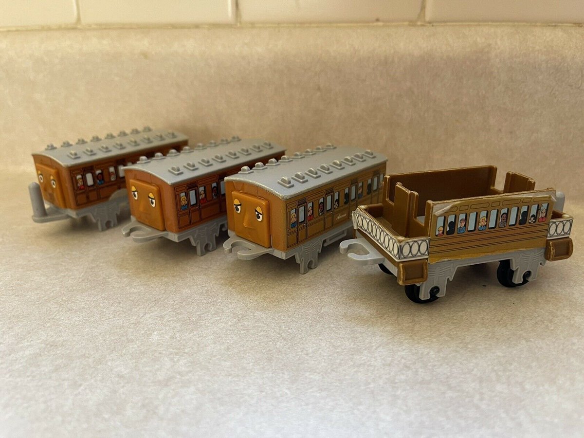 BeatUpThomasToy's tweet photo. Thomas The Tank Engine &amp; Friends Vintage Carrying Case Toy Set 
 $20.00 https://t.co/QMhBvbsG2v