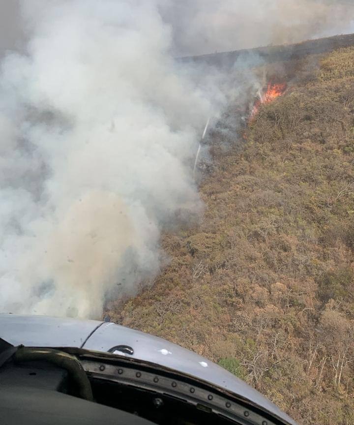 GobTlajomulco's tweet photo. #Atención

Nuevamente se presenta un incendio en el Cerro Viejo, a la altura de San Lucas Evangelista. El Palomo, elementos de Protección Civil y Bomberos de Tlajomulco y la brigada forestal de @SemadetJal siguen trabajando para sofocarlo. https://t.co/XF60gzpHuy