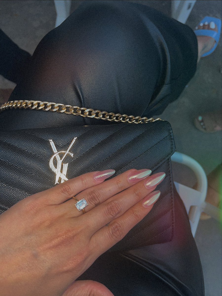 dollfayce15's tweet photo. Life update: 
SHES GONNA BE A BRIDE💍 https://t.co/Ak3QZbbGNH