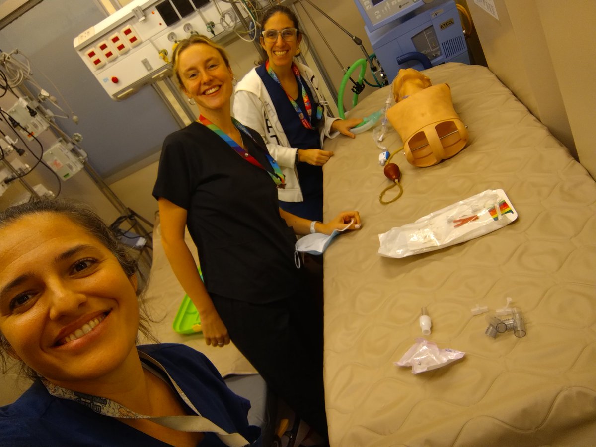 Julitasimon's tweet photo. Hoy en la UCI45 @HospGarrahan Giuliana Raineri🥳 hizo simulación de baja fidelidad
-Coordinado por @vaiolopezf 
Entrenamiento de habilidades 
Lavado de manos
Seguridad del pte
Técnica de fijación de TET
Repaso de técnicas de toma de muestra
Aspirado traqueal
#kinesio🇦🇷 #PedsICU https://t.co/RsN5Aigi4B