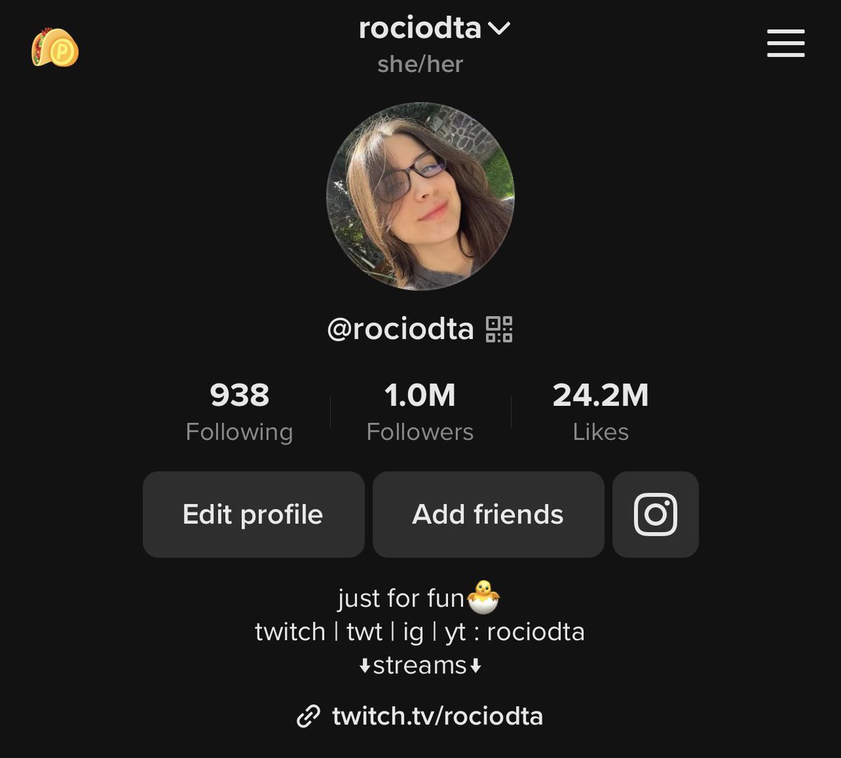 RociodtaACHV's tweet photo. La Streamer rociodta consigue su segundo millón en una red social y esta vez es Tik tok. 

un logro bastante lindo ya que sube trends y contenido random así como clips de sus streams los cuales la hacen crecer en redes.

Ahora puede que la verifiquen felicidades 🎉 🍯 https://t.co/nlkgzyQMSe