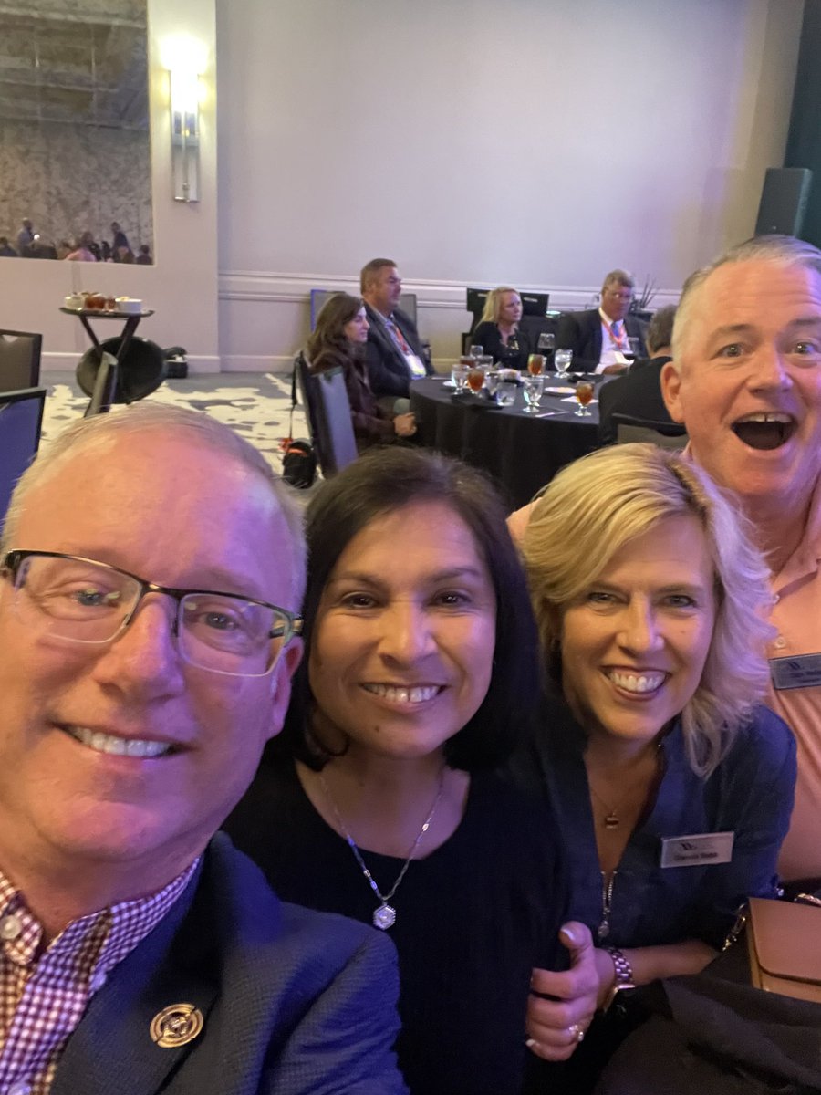 Just had a FANTASTIC evening with <a href="/ArkBankers/">Arkansas Bankers Association</a>!!!!  Thanks so much for having us!  Absolutely LOVE to be with great people!! Outgoing Chair Randy Scott and wife Susie Scott made us feel extra special!  Cheers to Arkansas!! <a href="/ABABankers/">American Bankers Association</a> #fun #duelingpianos  <a href="/rscott72315/">Randy Scott</a>