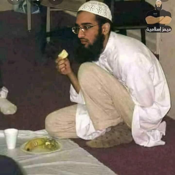 "#هذا الشخص و طريقة جلوسه وشكل لباسه
وكيفية أكله!!
كأنه سلفي تقليدي، ربما طالباني، او جهادي
تكفيري !!!
هذا و أمثاله من يريدوا  ان يعيدونا للتخلف
قرون ."

هذا طبعاً كلام كل علماني وكاره لصورة المسلم
الحق . 

أمّا الحقيقة فالبسيط ابو لحية الذي في الصور هو

 #البروفسور الشيخ