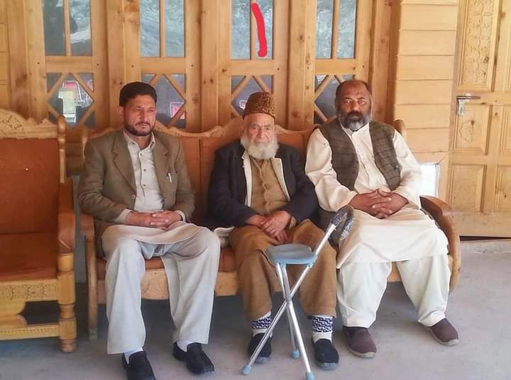 smqureshi's tweet photo. My grandfather Qazi Ahmad Buzurg passed away yestreen. His funeral pray will be offered today at 10 O'Clock in his hometown in Jinjerate. #RIP #Baba 💔😭
#QaziFamily #Drosh #chitral https://t.co/eG6jqc81Fq
