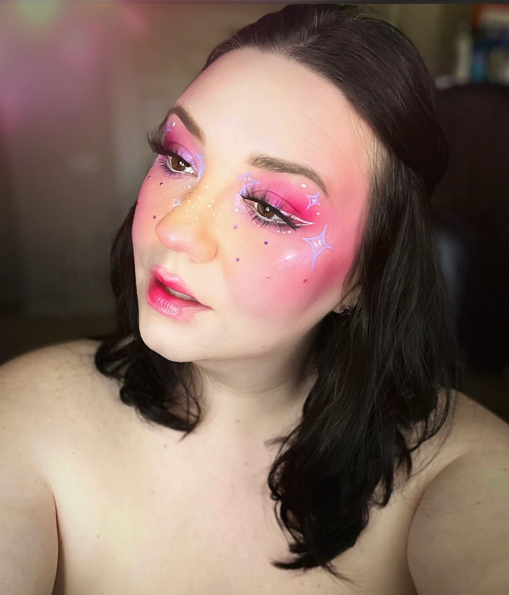 Face and eyes are the brand new Juicy Cheeks and Bare cheeks from @blendbunnycos with her new lip oil and more blush on the lips! I'm in love and I hope yall are able to pick it up on Friday using code GRACIE at checkout!