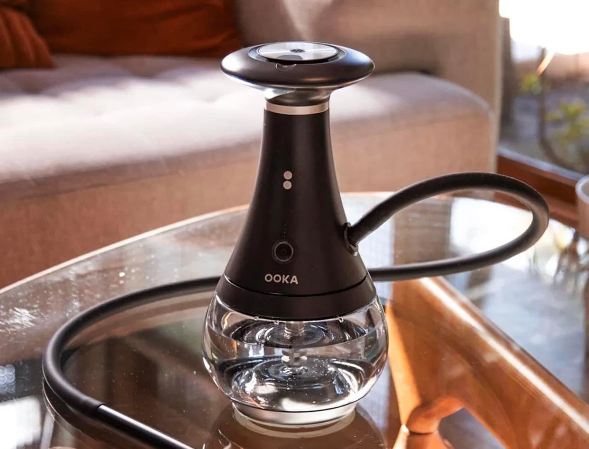 Shisha_Taku's tweet photo. #シーシャ小噺

【炭を必要としない次世代シーシャ】

https://t.co/8T67C5hIav

まだ詳しく見てはないけどネスカフェ的な感じで使うんですかね。

フレーバーポッドにアルファーヘルなんかもあるので割と本格的に売ろうとしている様子が見られます。
デザインもスタイリッシュで良いですね。 https://t.co/JqLBUnFmIf