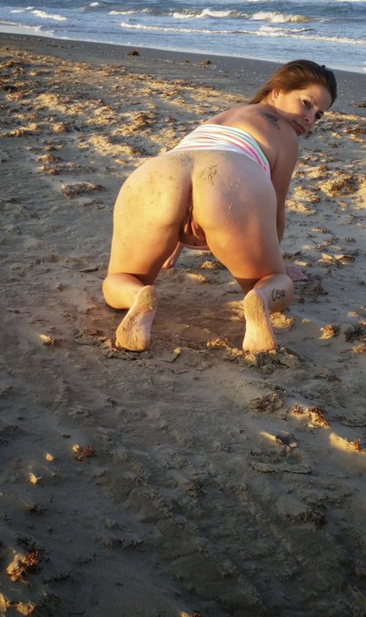 Happy hump day pervs #hotwife #fullswap #swingers @MyWifeDates @SAcpl4bifun @JM32715413 @TiderSA @Filthy40s78<a href="/tag/hotwife"class="tags">#hotwife</a><a href="/tag/fullswap"class="tags">#fullswap</a><a href="/tag/swingers"class="tags">#swingers</a>