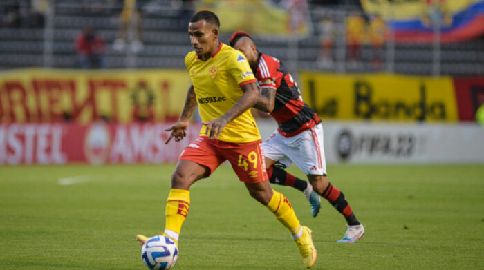 analistascout's tweet photo. Despues de un primer tiempo desfavorable, el #Aucas @Aucas45 de la mano del 🇻🇪 Romulo Otero, derroto al ultimo campeon #Flamengo x 2 a 1 #Libertadores2023 

✅1 asistencia
✅4 pases clave
✅64 toques
✅10/ 16 Duelos Suelo ganados 
✅5/8 Regates

#jerarquia https://t.co/6YVoZ3ekNa
