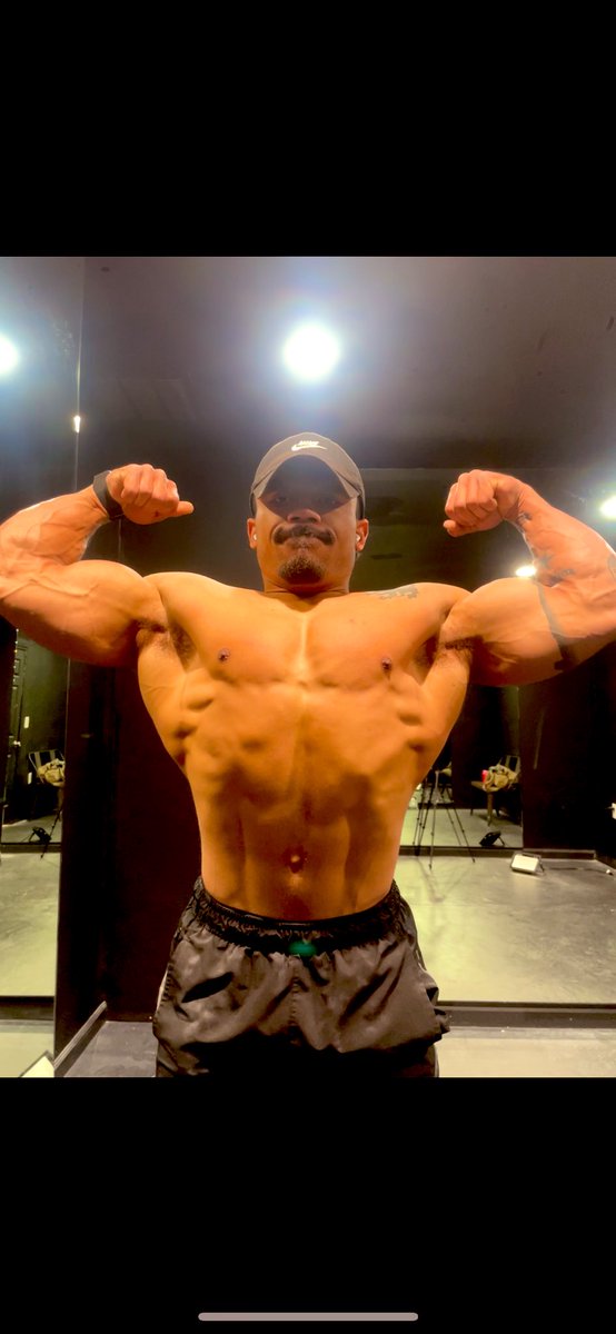 teapot_white's tweet image. Posing room💪 #bodybuilder #musclebuild #muscleworship #mensopen