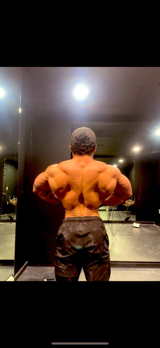 teapot_white's tweet image. Posing room💪 #bodybuilder #musclebuild #muscleworship #mensopen