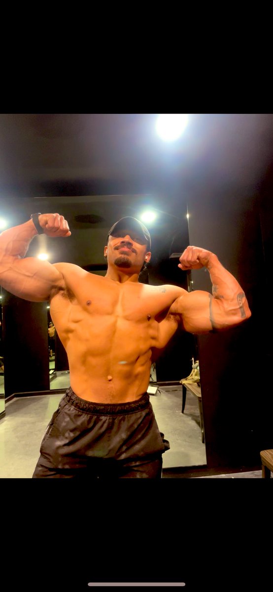 teapot_white's tweet image. Posing room💪 #bodybuilder #musclebuild #muscleworship #mensopen