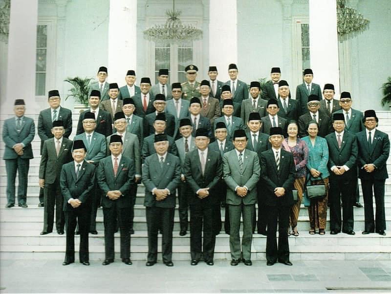 "Negeri ini Pernah Diurus Dengan Sepenuh Hati"

Melihat foto ini di timeline, kenangan langsung terbayang bagaimana metode pemilihan Menteri di era Pak Harto berjalan dengan selektif, berwibawa, berilmu dan berintegritas. Hampir tak pernah kita dengar ada Menteri era beliau,