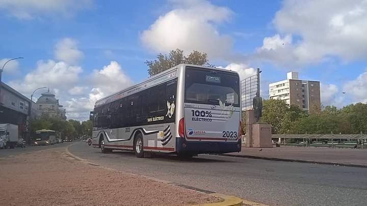 La526linea's tweet photo. Al parecer esto es lo nuevo que va a traer cutcsa para la flota? @ComoMeMuevoUy https://t.co/ocV9xBUUOq
