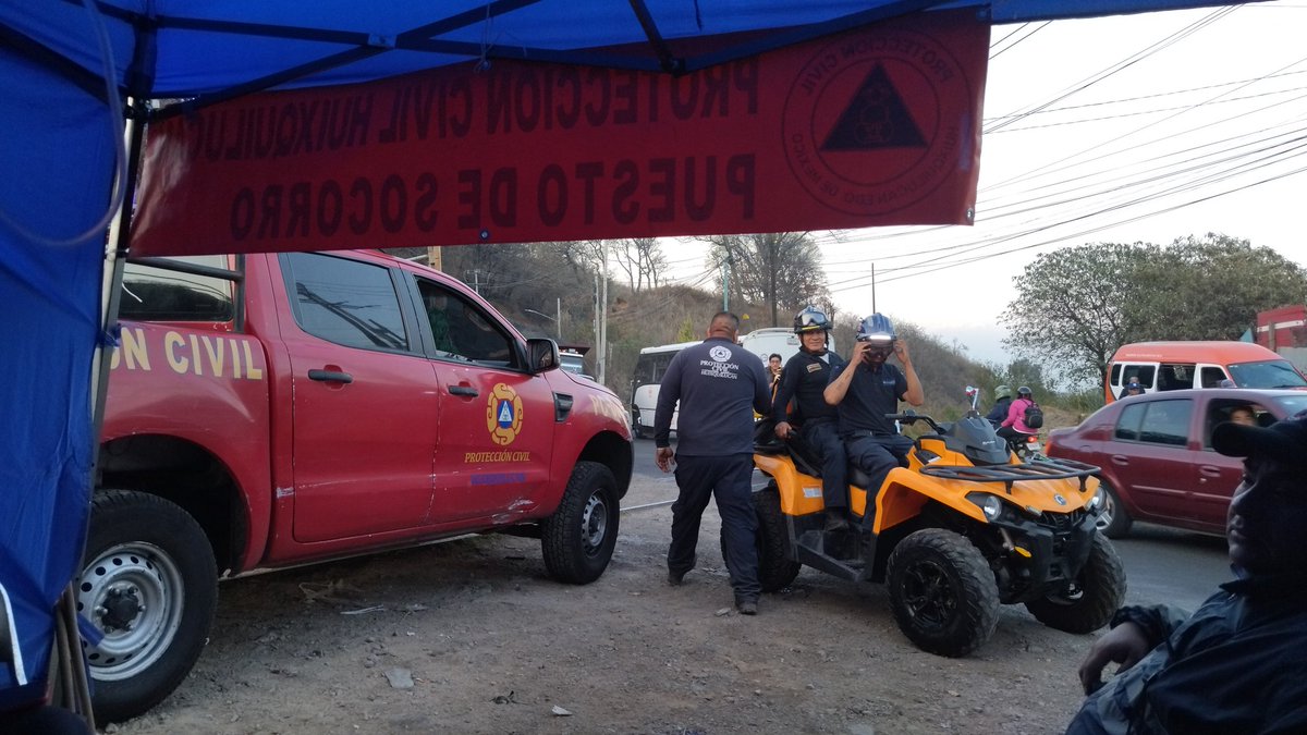 Pukapdo's tweet photo. Encontramos a Protección Civil Huixquilucan, aplicando la gestión integral de riesgos, implementando el operativo Semana Santa 2023 en apoyo a los mas de 10000 peregrinos que cruzan por el territorio municipal al santuario del Sr de Chalma. 
Prevenir salva vidas. https://t.co/aBi3XlRrgY