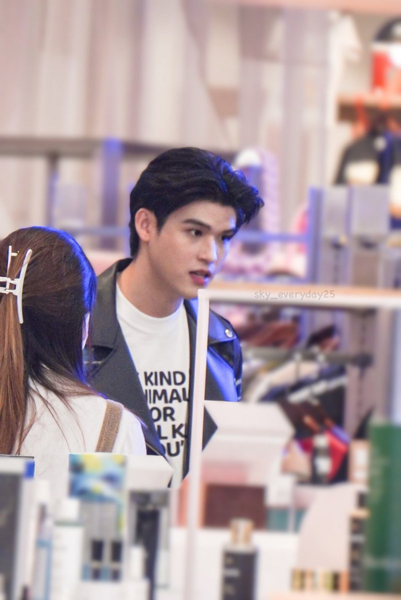 sky_everyday25's tweet photo. แอบส่องตอนทำงาน หล่อมากกกก  ซูมสุดแล้ว  เพราะอยู่ไกลมากกก😅❤️

#CommaAnd 
#WhereFashionMeetsCulture 
#skywongravee 
#ก้อนเมฆของสกาย 
#mycloudy https://t.co/HDxpSlMC0U