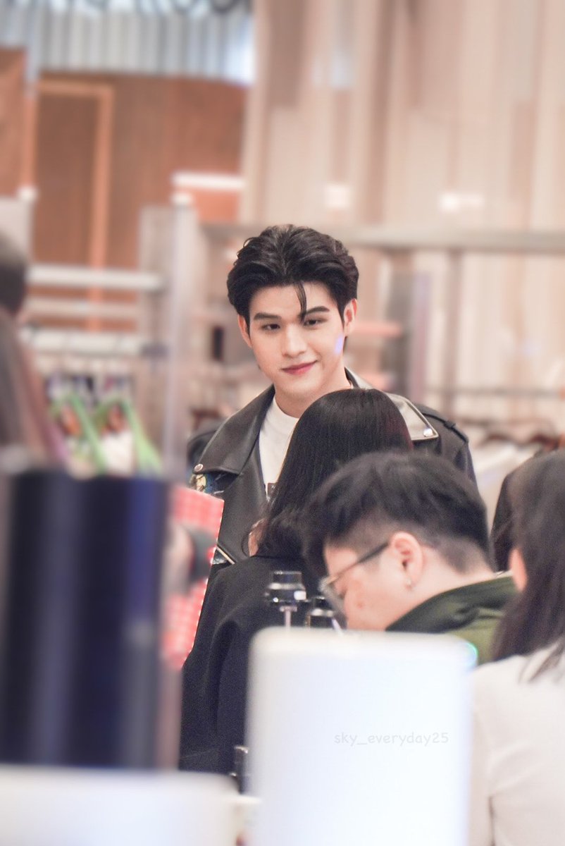 sky_everyday25's tweet photo. แอบส่องตอนทำงาน หล่อมากกกก  ซูมสุดแล้ว  เพราะอยู่ไกลมากกก😅❤️

#CommaAnd 
#WhereFashionMeetsCulture 
#skywongravee 
#ก้อนเมฆของสกาย 
#mycloudy https://t.co/HDxpSlMC0U