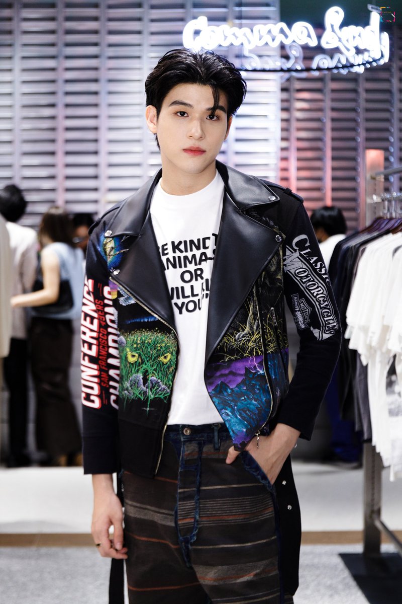 haochalarmtosky's tweet photo. ความหล่อ (เกิ๊น) 
#CommaAnd #WhereFashionMeetsCulture #centralwOrld 
#CTWfashioncitizens
#skywongravee #สกายวงศ์รวี
#ก้อนเมฆของสกาย #mycloudy 
#haochalarmtosky https://t.co/JAw2JaKn2a