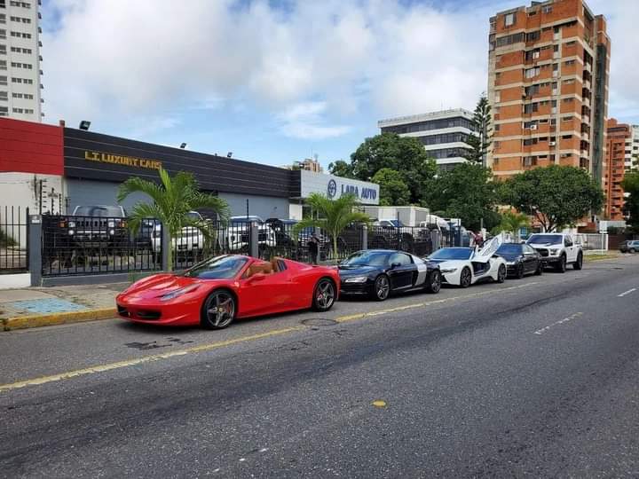 #5Abril LE CAYÒ EL SEBIN A LT LUXURY CARS. En la Av. Lara vía hacia la Av. Intercomunal Barquisimeto Cabudare.
LT LUXURY CARS se encarga d vender vehículos de alta gama y son los más exclusivos del país.
 Se presume que están relacionados con los casos de
 #Corrupcion en el país