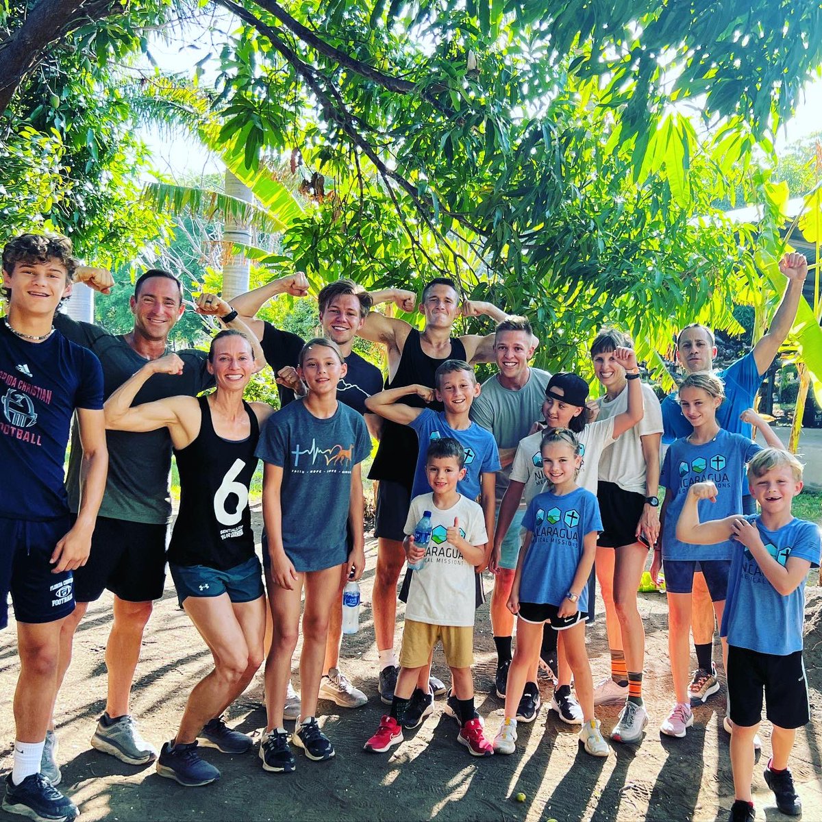 jamesbryandrake's tweet photo. Family 6am Workout // starting the day strong πͺ #6essentialschallenge #firebreathingducks https://t.co/CGKHM3BX8f