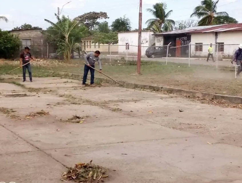 JseAltuna's tweet photo. Fuerza trabajadora de @corpoelecinfo en Apure realizó labores de limpieza y  adecuación en las instalaciones de Corpoelec, ubicadas en el municipio Rómulo Gallegos del estado Apure.

Los trabajos consistieron en desmalezamiento, pintura, poda y rehabilitación del alumbrado. https://t.co/ajm2z7WbxI