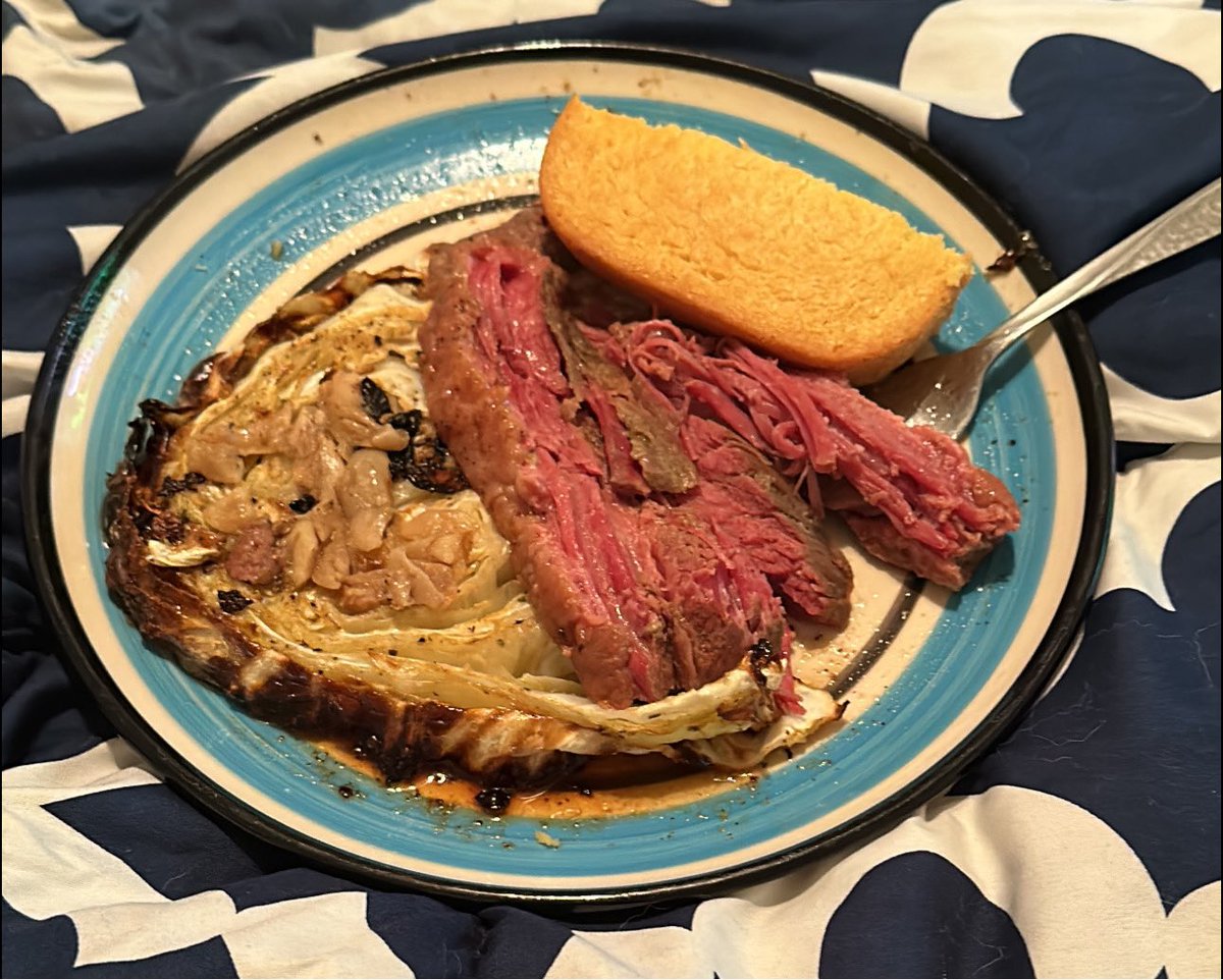 MrMan_Man's tweet image. #DinnerTonight Cabbage Steak, Corned Beef, and Corn Bread. #HealthierEating #GettingThisBodyAndHealthTogether